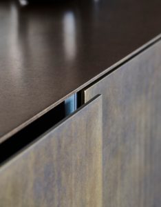 „Detail einer eggersmann Küche mit präziser Fuge und fein gearbeiteten Materialien“